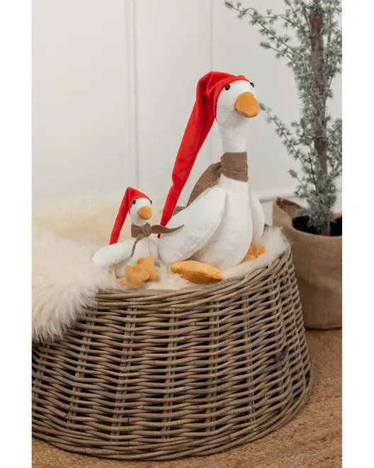 Set med två mjukisgäss med orange näbb och fötter, röda tomteluvor och bruna halsdukar, perfekta som juldekoration eller gosedjur.