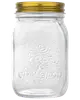 Klar glasbeholder med firkantet form, præget skrift på forsiden og gyldent metalskruelåg. Velegnet til opbevaring af syltetøj, krydderier eller små køkkenartikler.