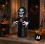 Sort oppustelig Halloween-figur med kraniedødsansigt, hætte, hvide klohænder og græskarvedhæng. - Billedet er skabt med AI