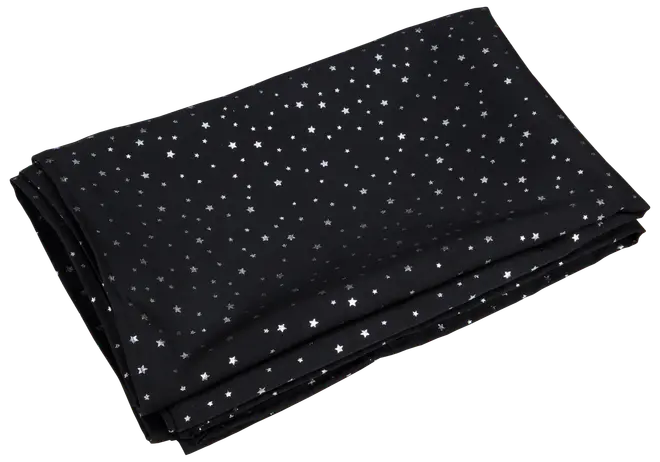 Sort stofstykke med små hvide stjerner spredt over hele overfladen. Blødt materiale, velegnet til sengetøj eller hobbyprojekter. Pænt sammenfoldet.