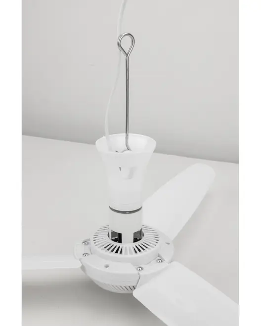 Hvid loftventilator med tre blade, metalophængskrog og moderne, minimalistisk design. Ventilatoren har ventileret motorhus og enkel monteringskop for nem installation.