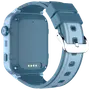 Blåt smartwatch med silikonerem, metalspænde og synlige ladepunkter bagpå. Har sideknapper og rund krone til navigation. Moderne, sporty design.