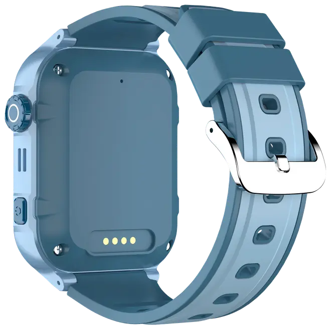 Blåt smartwatch med silikonerem, metalspænde og synlige ladepunkter bagpå. Har sideknapper og rund krone til navigation. Moderne, sporty design.