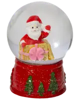 Julig snöglob med jultomte och present inuti, på röd bas dekorerad med gröna granar och guldglitter. Perfekt som juldekoration eller present.