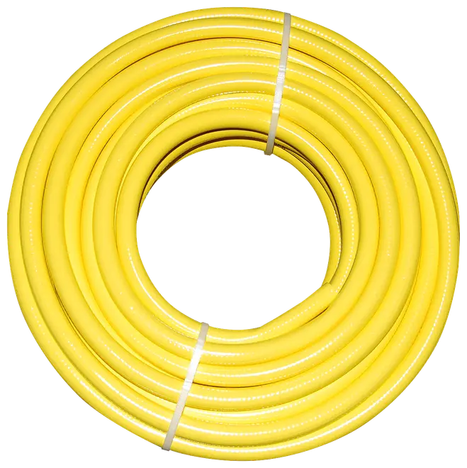 Sammenrullet gul haveslange af fleksibel plast, fastgjort med to hvide bånd. Velegnet til vanding af planter, bilvask eller udendørs brug. Holdbart og vejrbestandigt materiale.