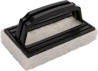 Rektangulär rengöringssten av pimpsten med vitt plasthandtag, perfekt för skrubbning av ytor som grill eller kakel. Lätt, ergonomiskt grepp för effektiv rengöring.