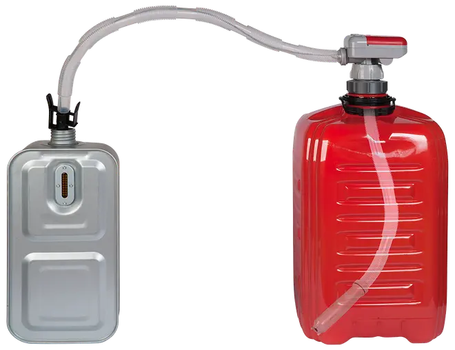 Manuell bränslepump med röd plastbehållare och silverfärgad metallkanna, ansluten med flexibel slang för enkel vätsketransport. Passar för bensin, diesel eller fotogen.