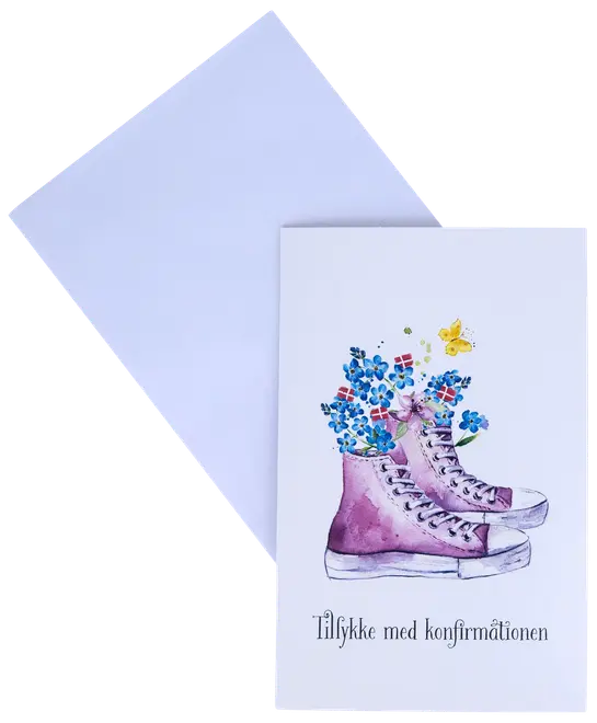 Kort med lyserøde sneakers fyldt med blå blomster og små flag, en gul sommerfugl og teksten 'Tillykke med konfirmationen'. Inkluderer en hvid kuvert.