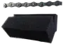 Sort rengøringssvamp med V-formet rille, designet til rengøring af cykelkæder. Billedet viser også et close-up af en cykelkæde over svampen.