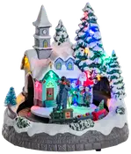 Upplyst julbydekoration med snötäckt kyrka, färgglada ljus i träd, jultomte, barn och ett tåg som kör runt. Detaljerad, festlig och batteridriven.