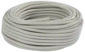 Upprullad flexibel korrugerad plastslang i ljusgrått, används för skydd av elkablar. Hållbar, lätt och enkel att installera för kabelhantering.