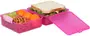Pink plastik madkasse med to rum, ét med sandwich, det andet med druer, appelsiner og pretzels. Aftageligt låg medfølger. Perfekt til organiseret opbevaring og transport af mad.