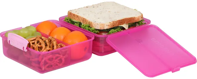 Pink plastik madkasse med to rum, ét med sandwich, det andet med druer, appelsiner og pretzels. Aftageligt låg medfølger. Perfekt til organiseret opbevaring og transport af mad.