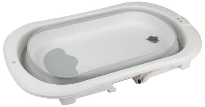 Hopfällbart babybadkar i vitt och grått med halkfri botten, integrerad avtappningsplugg och ergonomisk design. Passar för spädbarn och småbarn.