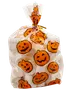 Påse med vita marshmallows i genomskinlig förpackning dekorerad med orange pumpaansikten, försluten med gul snodd. Perfekt för Halloween-fester eller gåvor.