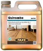 Plastdunk med Faxe gulvsæbe natur til grundbehandling og pleje af alle træoverflader. Velegnet til rengøring og vedligeholdelse af trægulve. Indendørs kvalitetsmærke på etiketten.