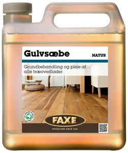 Plastdunk med Faxe gulvsæbe natur til grundbehandling og pleje af alle træoverflader. Velegnet til rengøring og vedligeholdelse af trægulve. Indendørs kvalitetsmærke på etiketten.