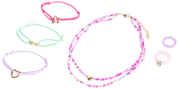 Sæt med lyserød og hvid perlehalskæde, tre pastelfarvede elastikarmbånd med guldfarvede vedhæng og to pastelfarvede ringe. Sjovt, farverigt smykke til børn eller teenagere.