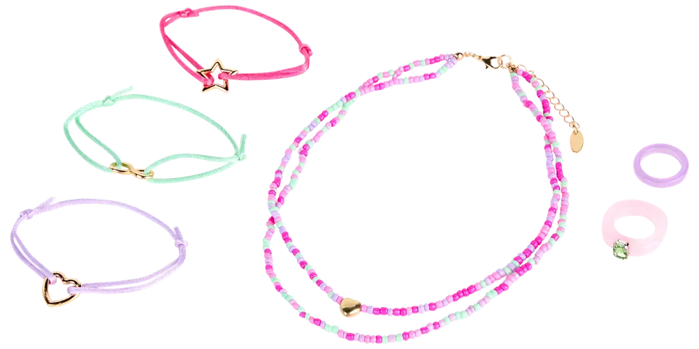 Sæt med lyserød og hvid perlehalskæde, tre pastelfarvede elastikarmbånd med guldfarvede vedhæng og to pastelfarvede ringe. Sjovt, farverigt smykke til børn eller teenagere.
