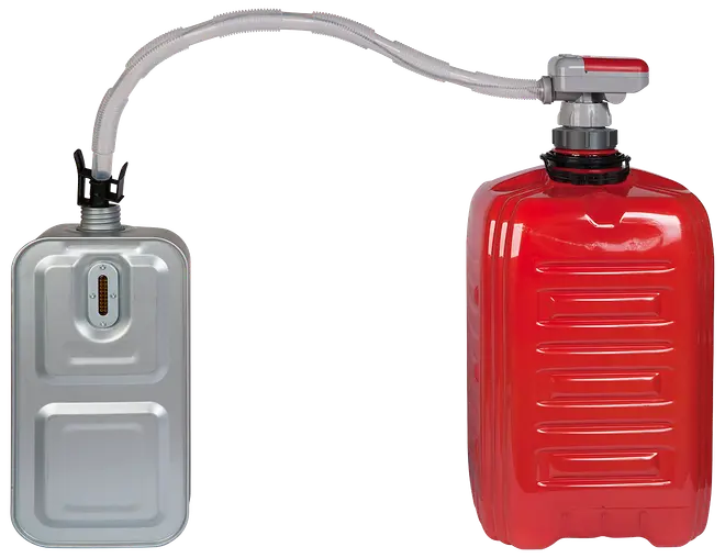 Manuell bränslepump med röd plastdunk, silverfärgad metallbehållare och anslutningsslang. Perfekt för enkel överföring av bensin, diesel eller fotogen mellan behållare.