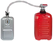 Manuel brændstofpumpe med rød plastbeholder, sølv metaldunk og forbindelsesslange. Velegnet til nem overførsel af benzin, diesel eller petroleum mellem beholdere.
