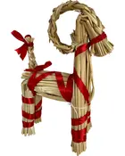 Håndlavet julebuk af halm, pyntet med røde bånd om ben, krop, hals og hale. Traditionel skandinavisk juledekoration med flettede detaljer og festlige bånd.