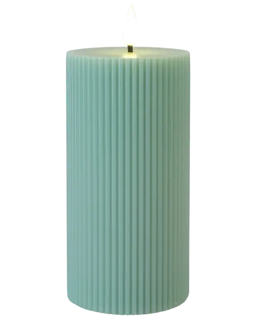 Ljusgrönt blockljus med vertikal räfflad yta, cylindrisk form och realistisk lågeffekt upptill. Modern dekorativ design, passar hem eller fest.