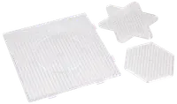 Sæt med tre klare plastik perleplader til rørperler, i firkantet, stjerne- og sekskantet form. Hver plade har små pigge til perleplacering og design.