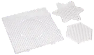 Sæt med tre klare plastik perleplader til rørperler, i firkantet, stjerne- og sekskantet form. Hver plade har små pigge til perleplacering og design.