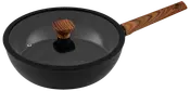 Sort non-stick stegepande med glaslåg, træhåndtag og træknop. Panden er dyb, ideel til sautering eller stegning, og har en dampventil i låget.