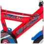 Rød og blå børnecykel med Spider-Man-grafik, sorte kabler og farverige figurklistermærker på stellet.