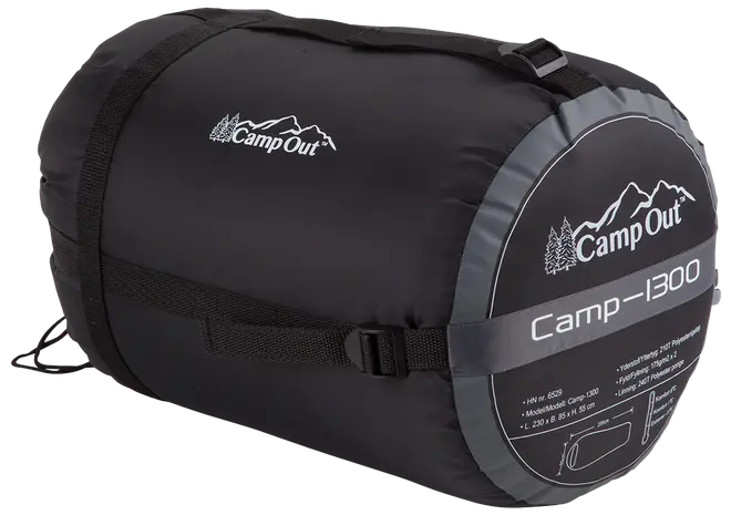 Sort CampOut Camp-1300 sovepose i kompakt, cylindrisk bæretaske med kompressionsstropper, logo og produktinformation trykt på enden. Velegnet til camping og udendørs brug.