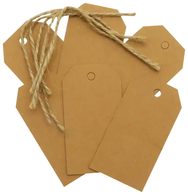 Sæt med tomme brune manillamærker i kraftpapir med forstansede huller og natur jutesnor. Perfekte til gavelabels, hobby eller produktskiltning. Rektangulær form, utrykt overflade.