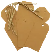 Sæt med tomme brune manillamærker i kraftpapir med forstansede huller og natur jutesnor. Perfekte til gavelabels, hobby eller produktskiltning. Rektangulær form, utrykt overflade.