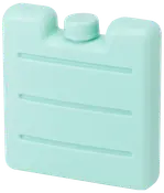 Lyseblå, rektangulær plastik køleelement med skruelåg og tre vandrette riller, designet til at holde mad og drikke kolde i køletasker eller madkasser.