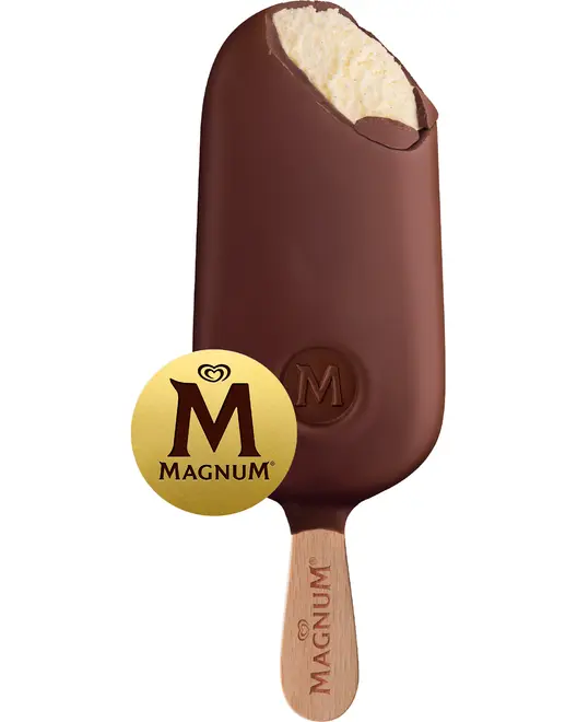 Vaniljeis med chokoladeovertræk på træpind, bid taget af toppen. Præget "M" logo i chokoladen, "MAGNUM" mærke på pinden og guld Magnum-logo badge.