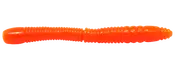 Orange ribbet blød plastik fiskelokke formet som en orm med aflang krop og tilspidset hale.