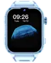 Moderne smartwatch med rektangulær skærm, sølvfarvet urkasse og digitalt tidsdisplay. Blå vandmand-baggrund, sideknap og indbygget kamera over skærmen.