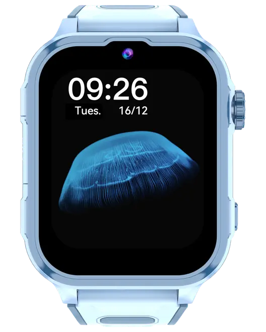 Moderne smartwatch med rektangulær skærm, sølvfarvet urkasse og digitalt tidsdisplay. Blå vandmand-baggrund, sideknap og indbygget kamera over skærmen.