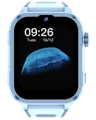 Moderne smartwatch med rektangulær skærm, sølvfarvet urkasse og digitalt tidsdisplay. Blå vandmand-baggrund, sideknap og indbygget kamera over skærmen.