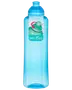Gennemsigtig blå plastikvandflaske med skruelåg, ergonomisk design og præget "sistema" logo. Fri for BPA og phthalater, fremstillet i New Zealand, ideel til hydrering på farten.