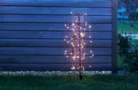 Utomhus dekorativ LED-pilträdslampa med hängande varmvita lampor på böjbara grenar. Stabil svart metallram med markspett för trädgårdsbelysning.