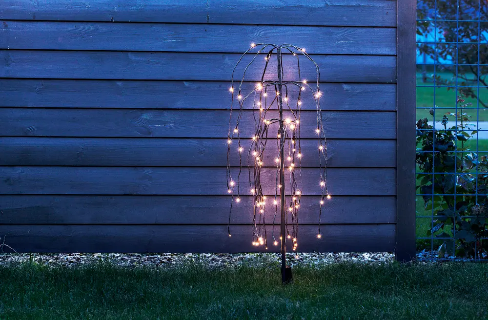 Utomhus dekorativ LED-pilträdslampa med hängande varmvita lampor på böjbara grenar. Stabil svart metallram med markspett för trädgårdsbelysning.