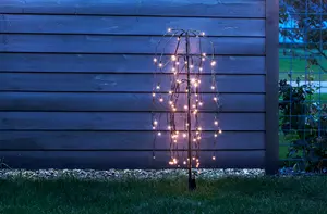 Utomhus dekorativ LED-pilträdslampa med hängande varmvita lampor på böjbara grenar. Stabil svart metallram med markspett för trädgårdsbelysning.