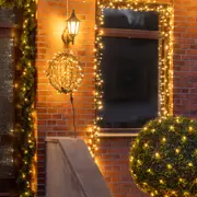 Varme hvide LED-lyskæder til udendørs brug, velegnet til dekoration af buske, vinduer og vægge. Energi-effektive, vejrbestandige og perfekte til festlig belysning.