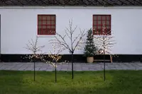 Set med dekorativa LED-ljusträd för utomhusbruk, svarta metallstammar och grenar, olika höjder, varmvit belysning, väderbeständigt för trädgård eller uteplats.