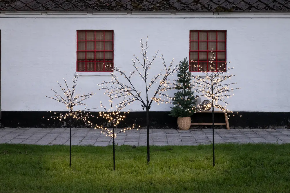 Set med dekorativa LED-ljusträd för utomhusbruk, svarta metallstammar och grenar, olika höjder, varmvit belysning, väderbeständigt för trädgård eller uteplats.
