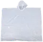 Transparent engangsregnponcho af let plast med hætte og bred dækning. One-size-fits-most design, ideel til udendørs aktiviteter og nødsituationer.