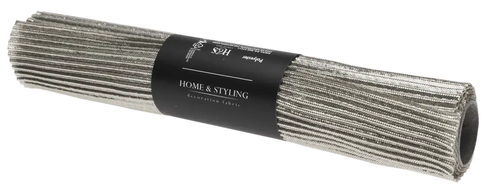 Ihoprullad dekorativ bordsduk med randigt mönster i grått och vitt, tillverkad av vävt tyg. Förpackad med svart Home & Styling-etikett runt mitten.
