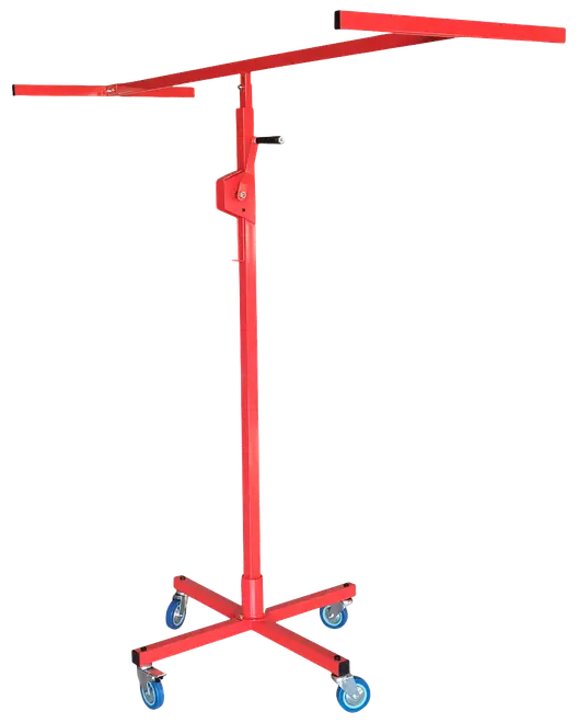 Rødt metal gipshejs med justerbare arme, fire blå hjul og solid base. Bruges til at løfte og placere gipsplader under montering. Højde og vinkel kan justeres.